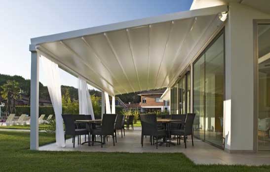 TECNIC MITO Pérgola de aluminio con toldo corredero By PRATIC F.lli ORIOLI